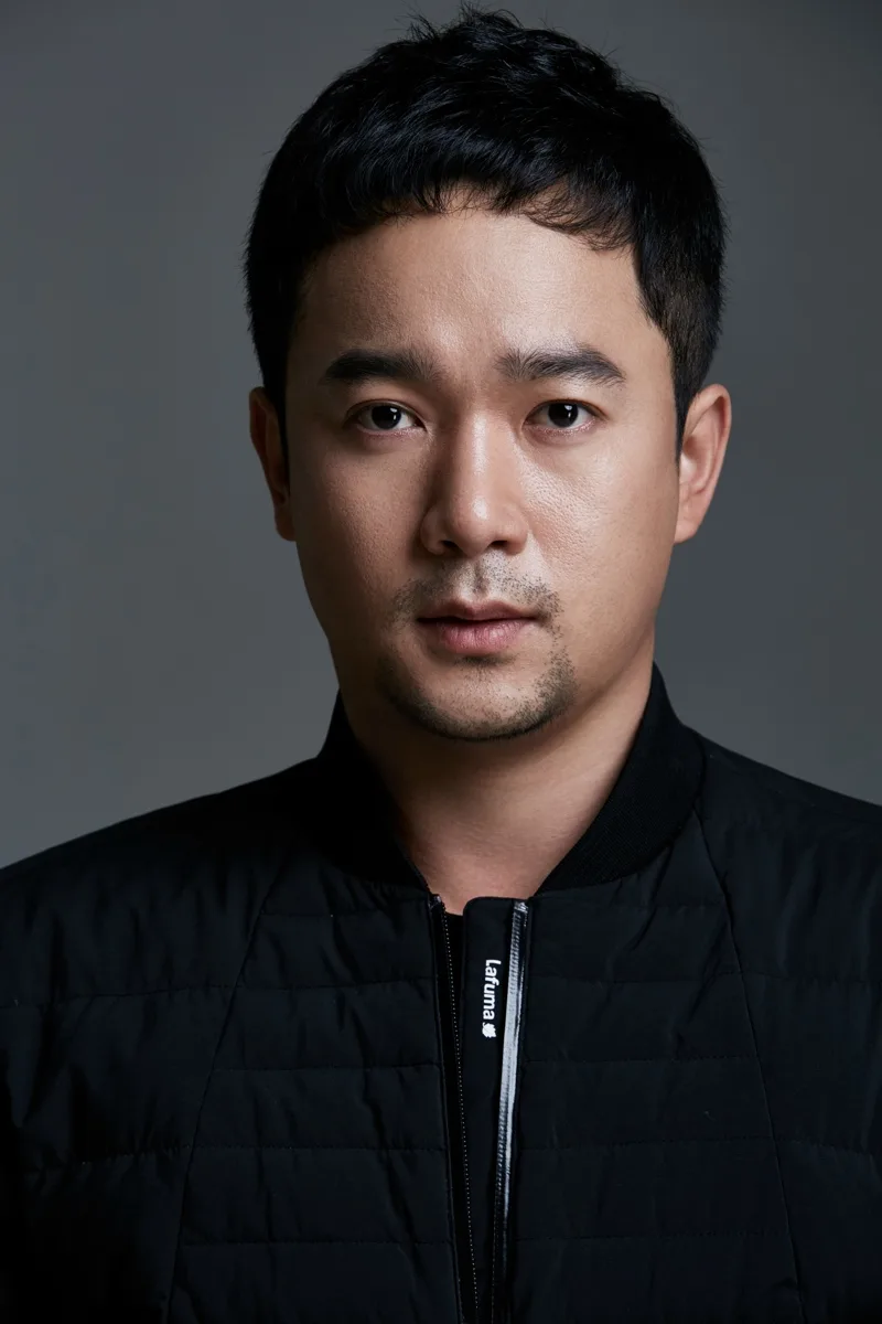 Portrait photograph of South Korean actor Park Bin