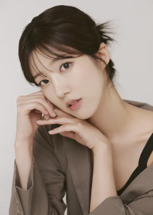 Portrait of South Korean actress Lee Ji-won