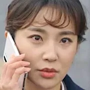 Kim Mi-hye as reporter