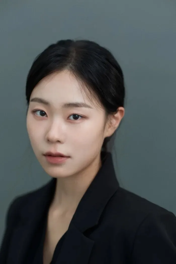 Profile photograph of actress Lee Kyung-Chae