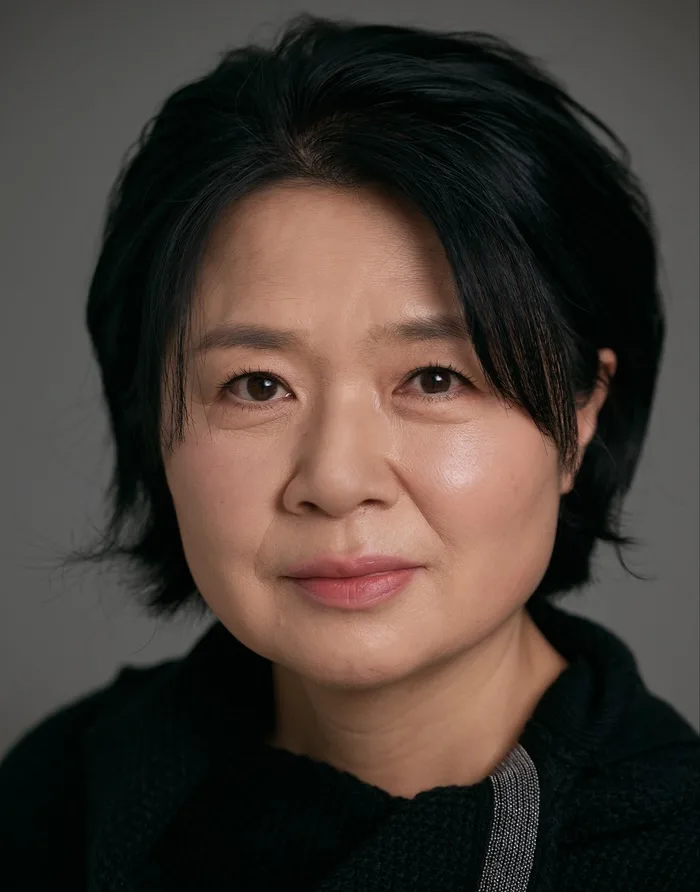 Portrait photograph of actress Lee Eun-Kyoung