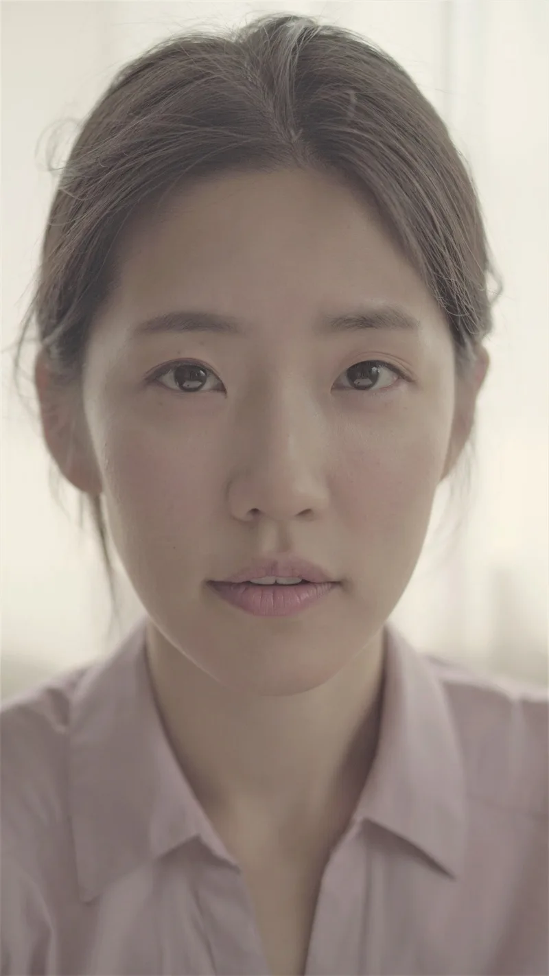 Portrait photograph of actress Lee Yeon-Joo
