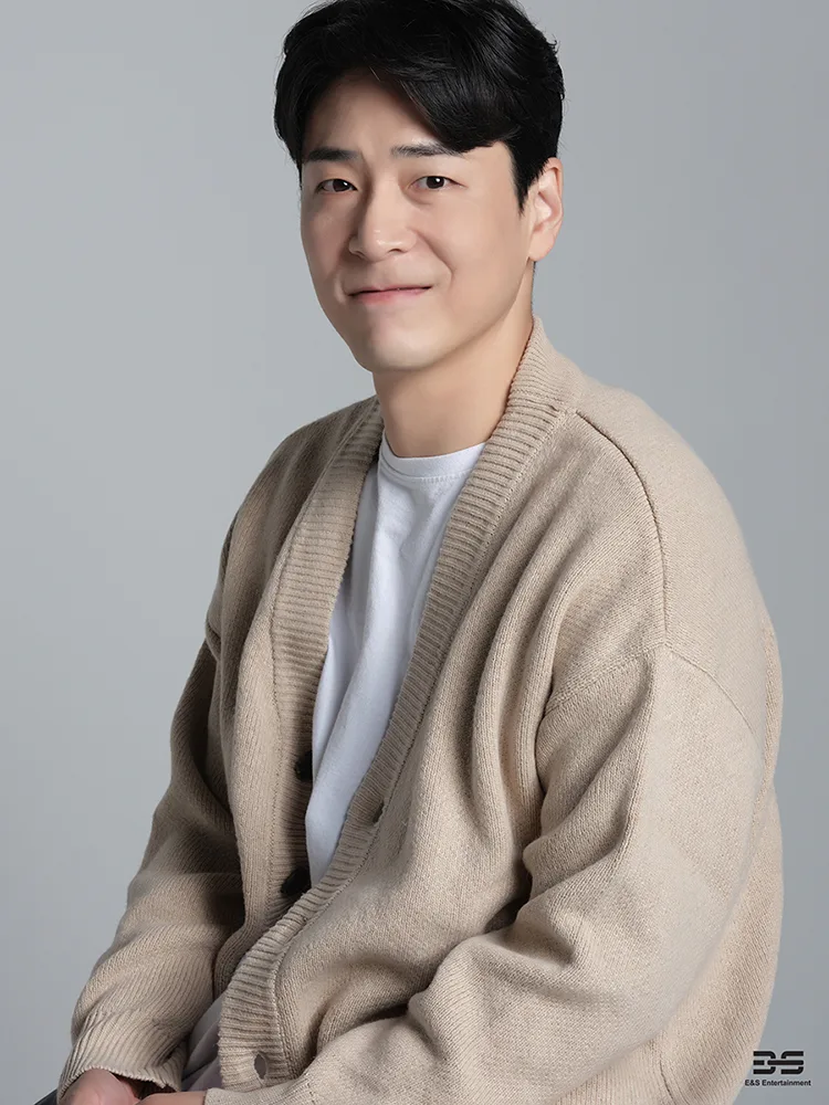 Portrait of South Korean actor Hong Woo-jin