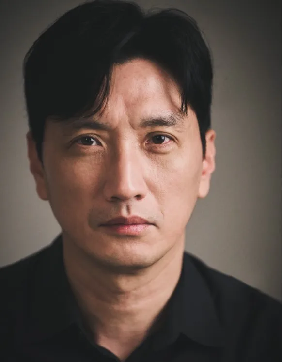 Portrait photograph of Lee Sub
