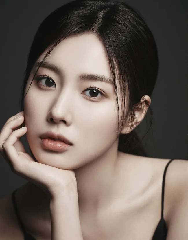 Studio portrait of actress and singer Kang Hye-won