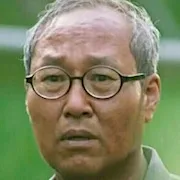 Kim Ik-Tae as old man helping Je-Ha
