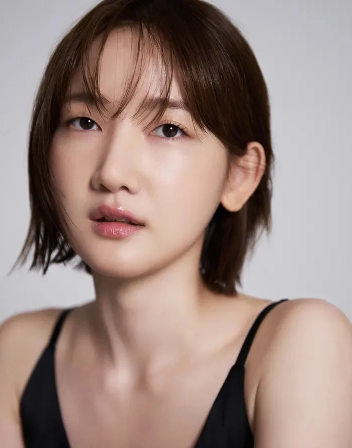 Portrait photograph of South Korean actress Ahn So-Yo