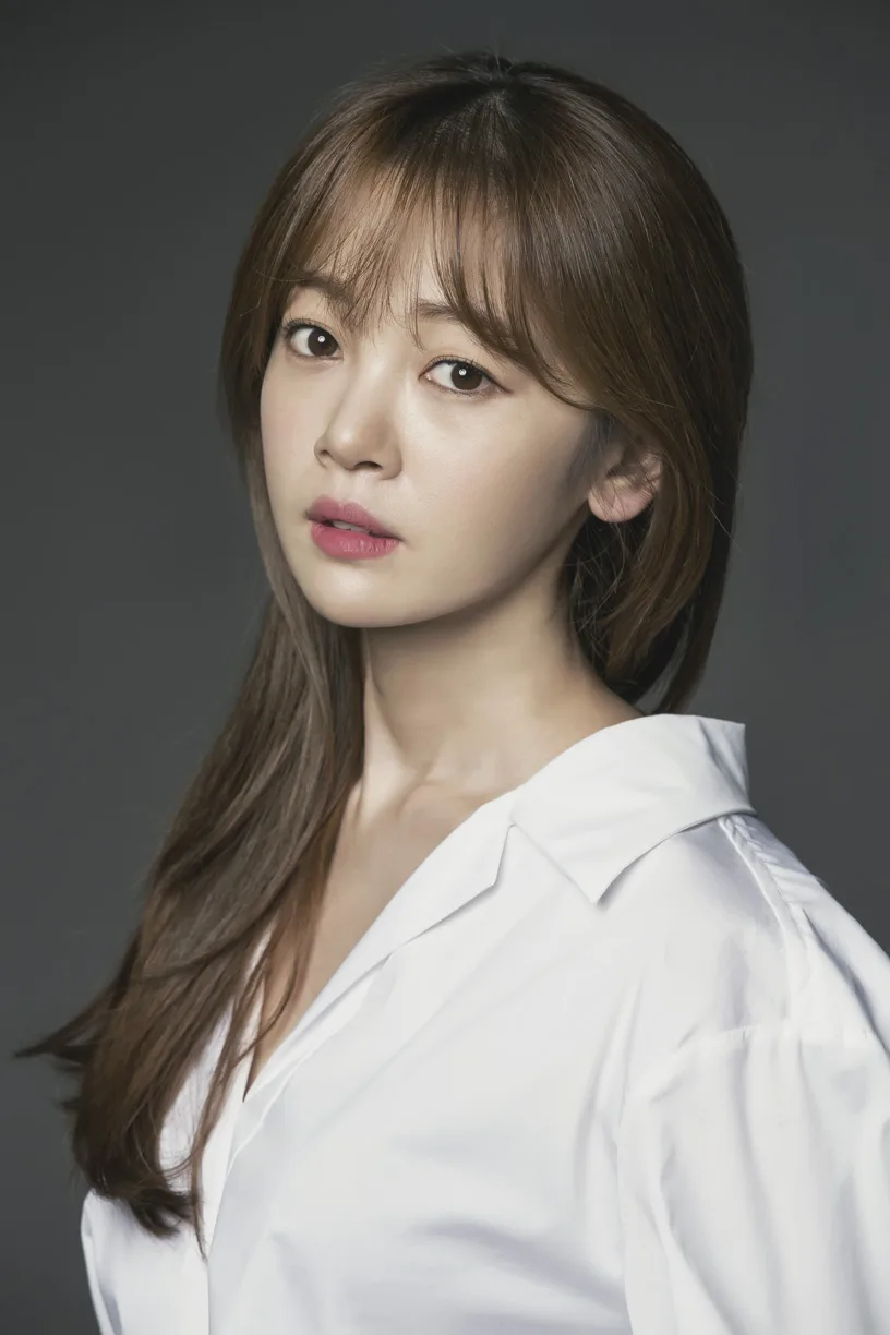 Portrait photograph of actress Kim Bo-mi
