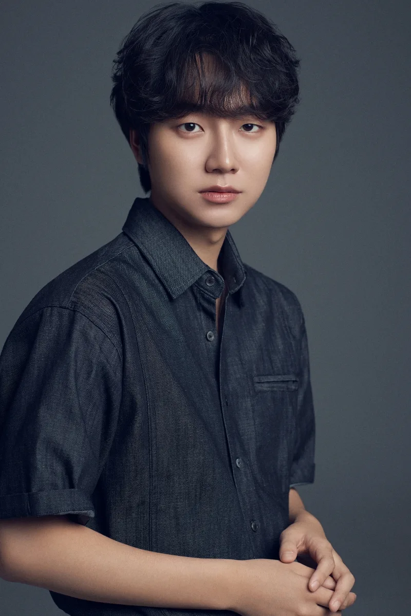 Portrait photograph of actor Sung Yoo-Bin