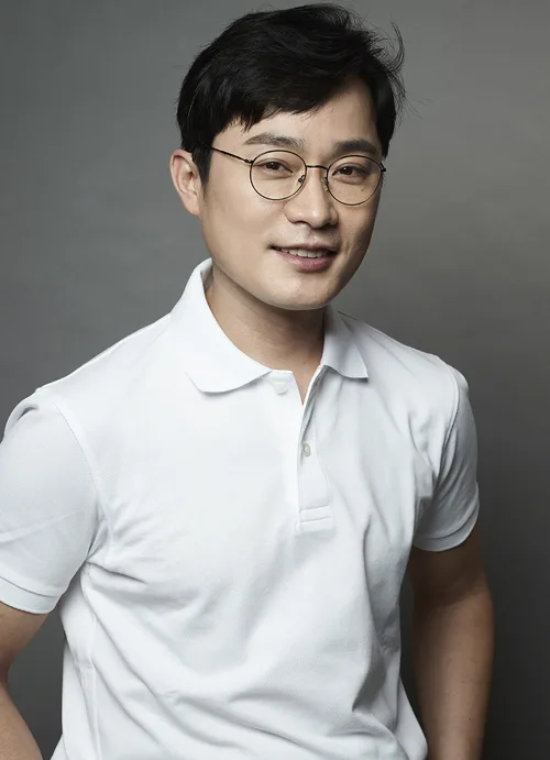 Portrait photograph of South Korean actor Park Sung-il