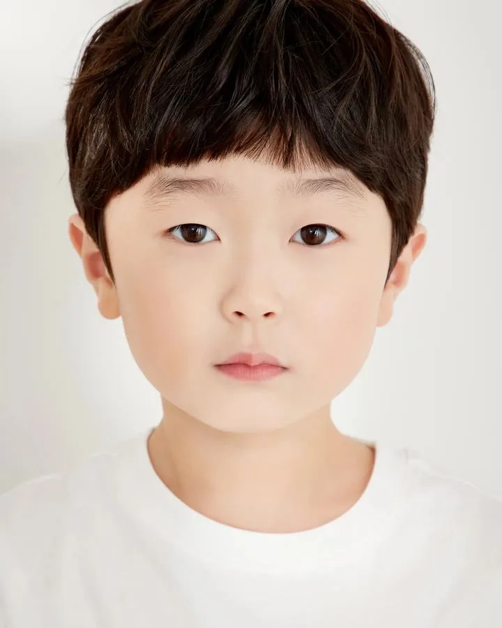 Portrait photograph of child actor Kim Ra-On