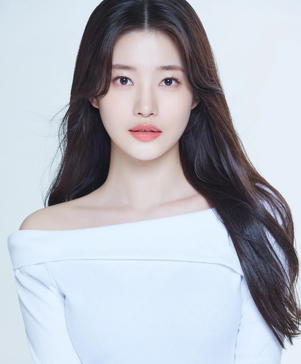 Portrait photograph of actress Kim So-Ha