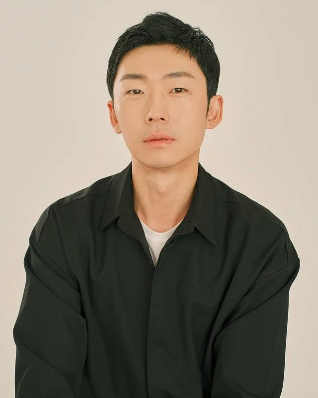Portrait photograph of South Korean actor Lee Jin-Sung