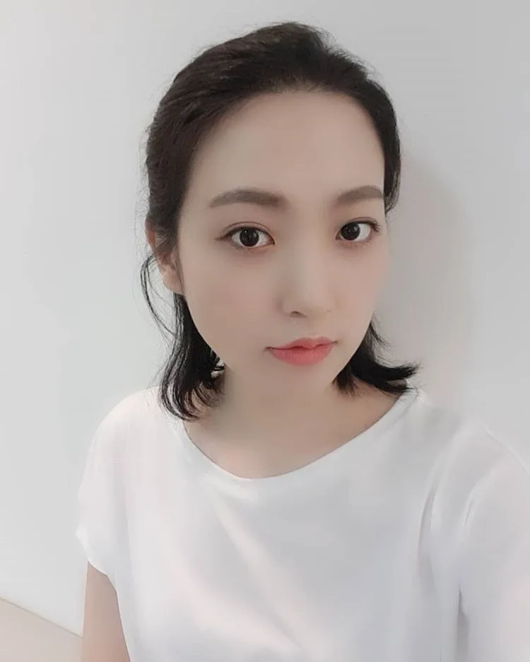 Portrait photograph of actress Ahn Soo-Bin