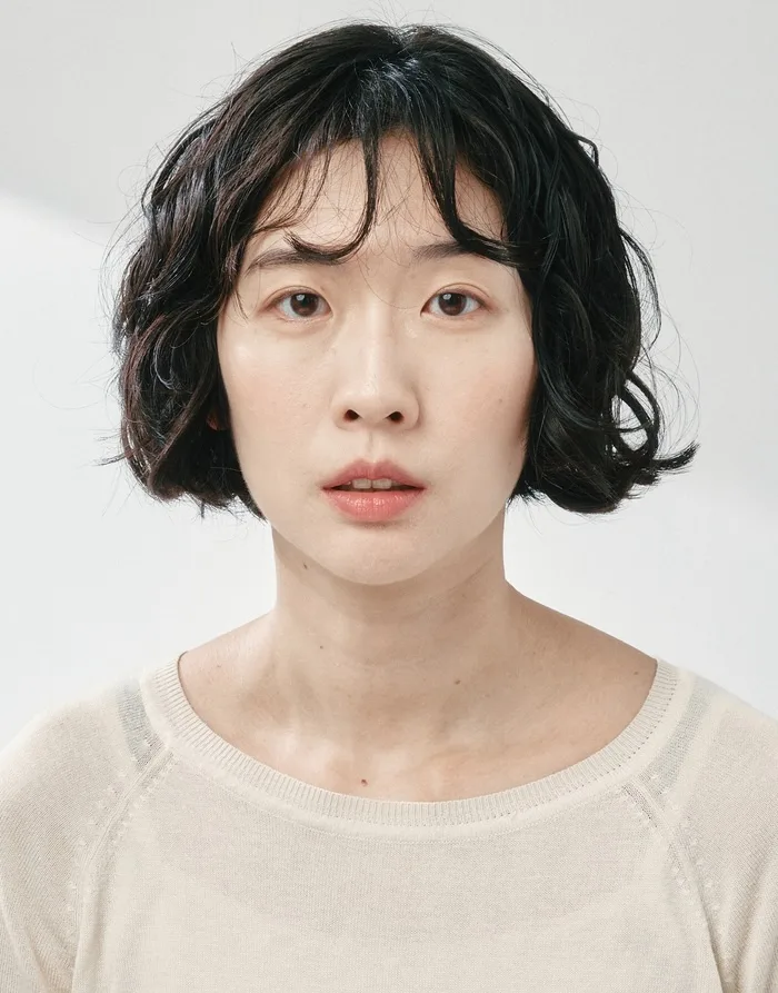 Portrait photograph of actress Lee Ye-Hee