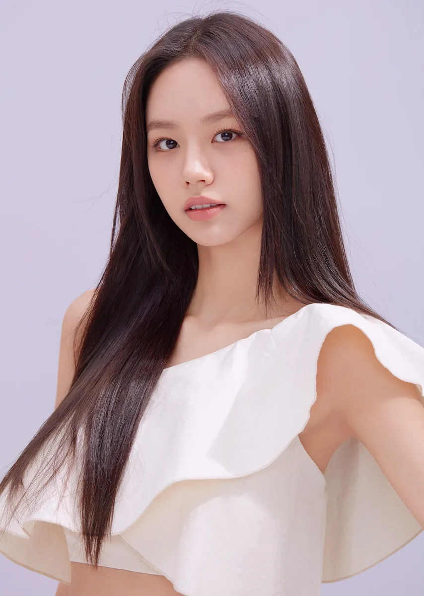 Portrait photograph of Lee Hye-ri born in 1994