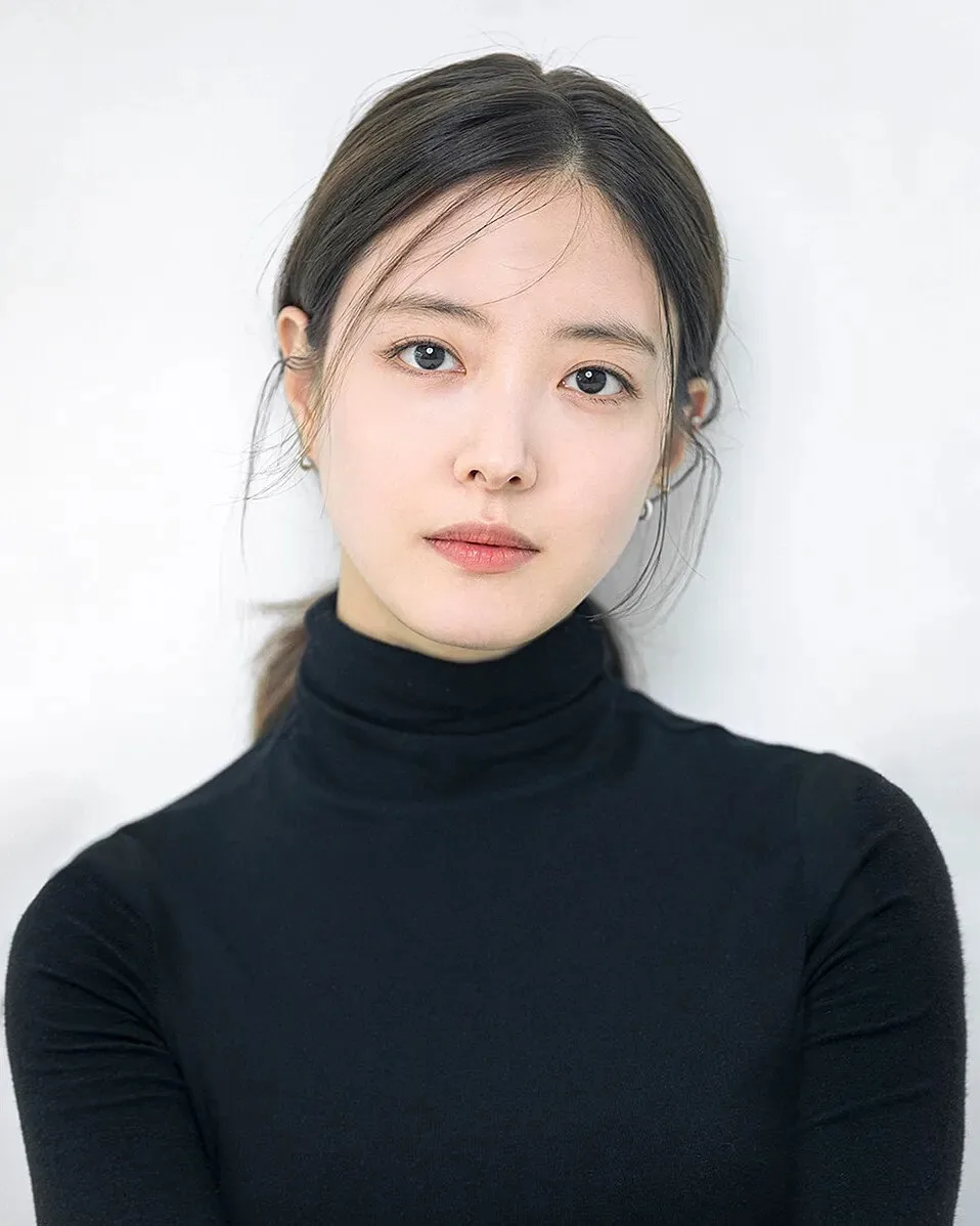 Portrait photograph of South Korean actress Lee Se-Young.