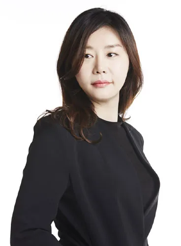 Portrait photograph of actress Lee Hyun-Seo