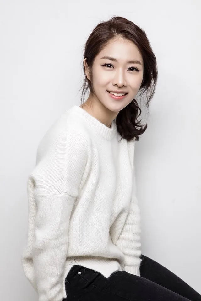 Shin Yoon-Jung profile photograph