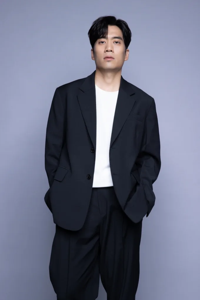 Portrait photograph of South Korean actor Ahn Chang-Hwan