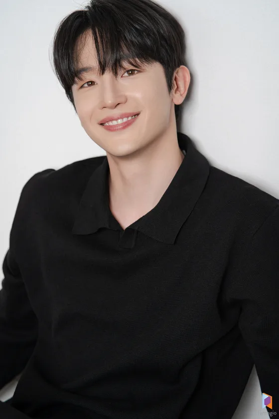 Lee Je-Yeon portrait profile