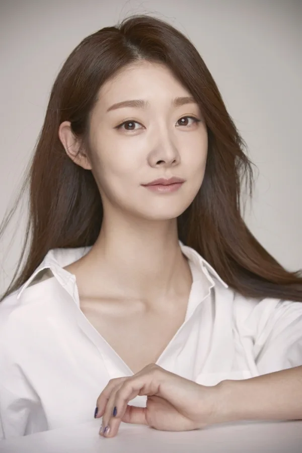 Portrait photograph of actress Cha Min-Jee