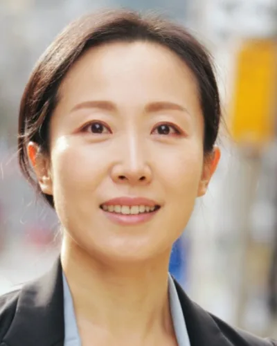 Portrait photograph of actress Park Ji-Won