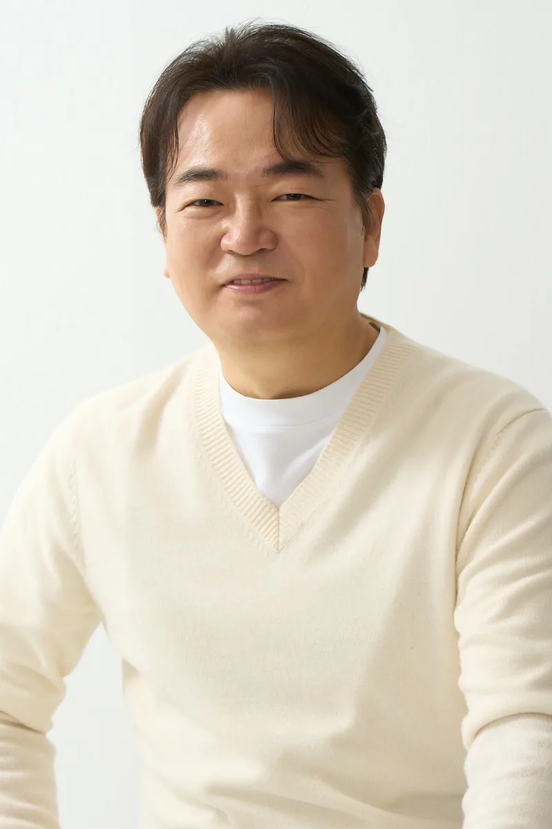 Portrait photograph of actor Lee Seo-Hwan