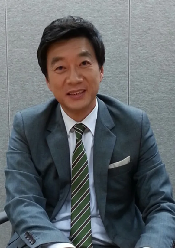 Portrait photograph of South Korean actor Son Sung-Chan