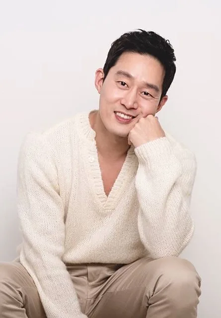 Portrait photograph of actor Yoo Ji-Hyuk