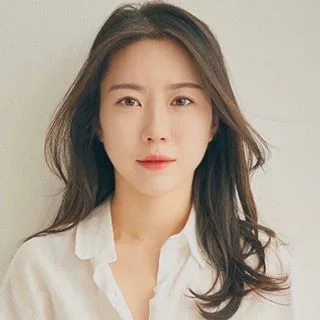 Portrait photograph of South Korean actress Lee Si-Young