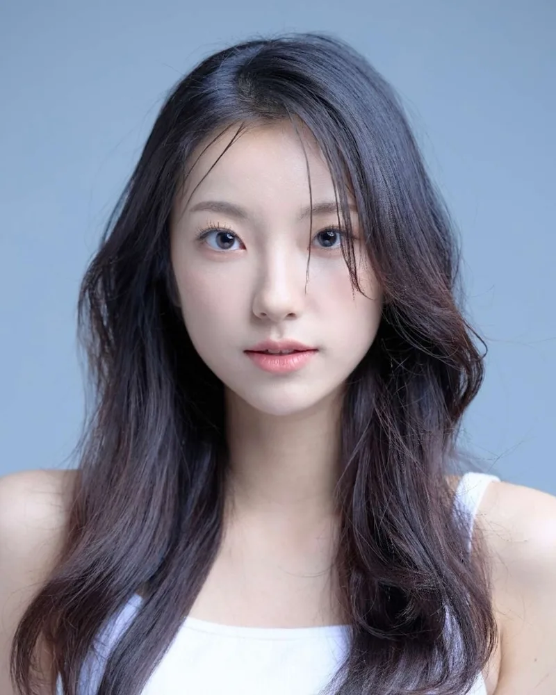 Portrait photograph of actress Jin Seo-Jin