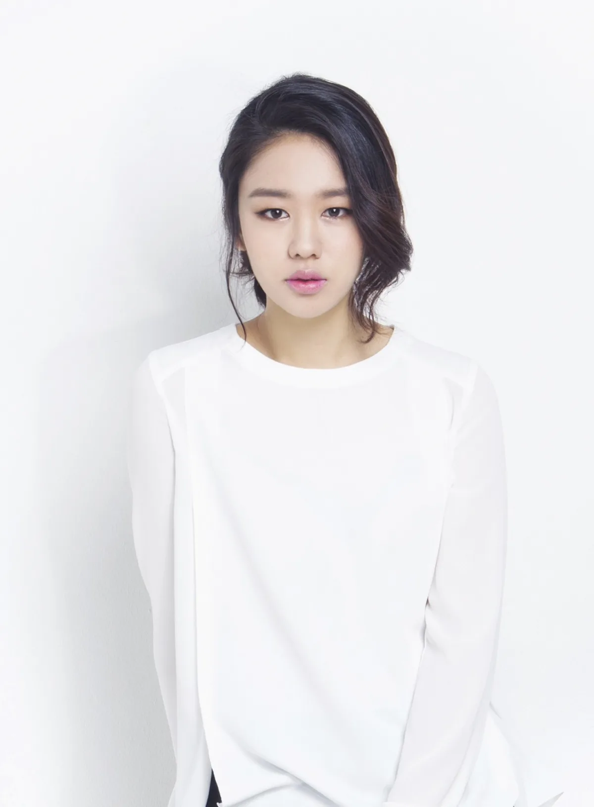 Portrait photograph of actress Ahn Eun-Jin