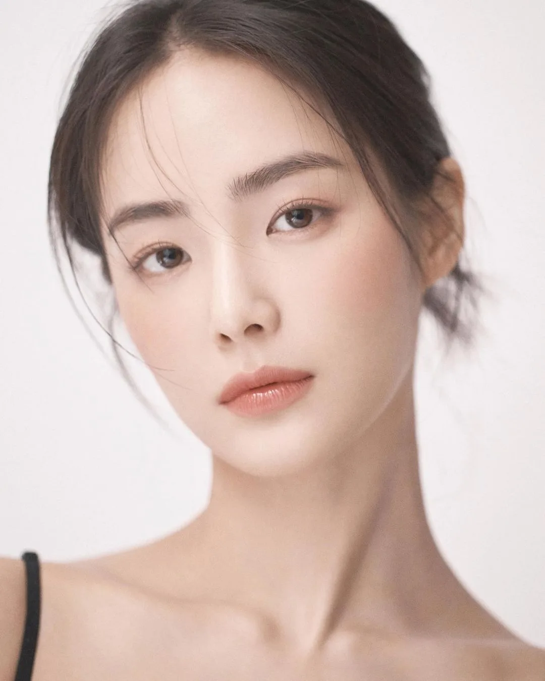 Hong Su-zu in a promotional portrait