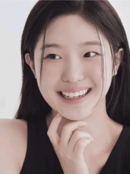 Portrait photograph of actress Lim Yul-Ri