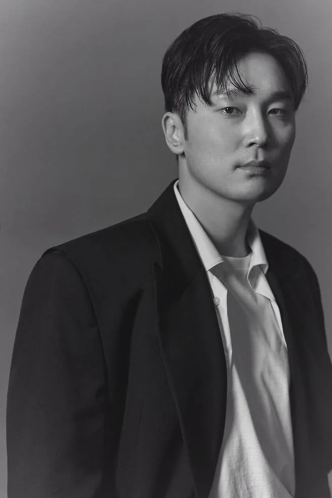 Portrait photograph of actor Seo Hyun-Woo