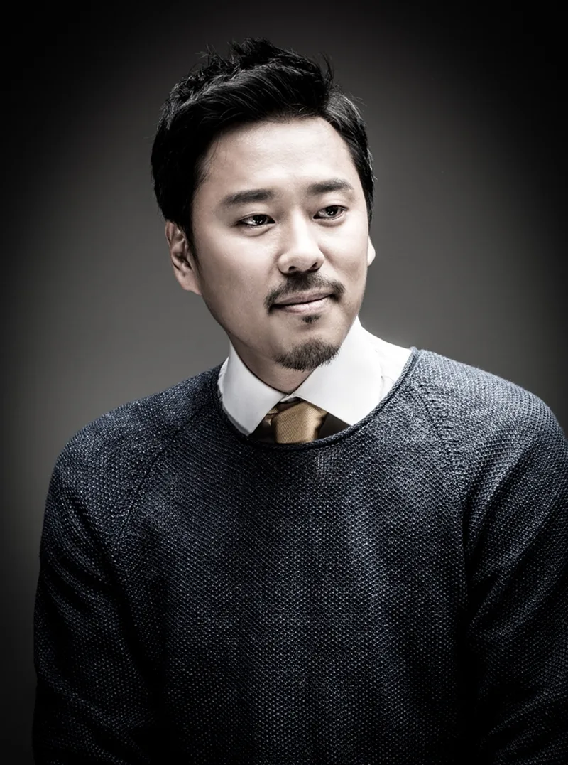 Portrait photograph of South Korean actor Lee Soon-Won