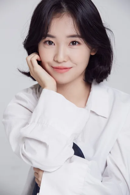 Portrait photograph of actress Park Seung-Hee