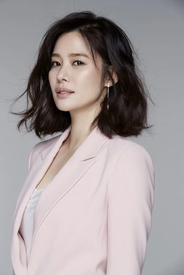 Portrait photograph of South Korean actress Kim Hyun-Joo