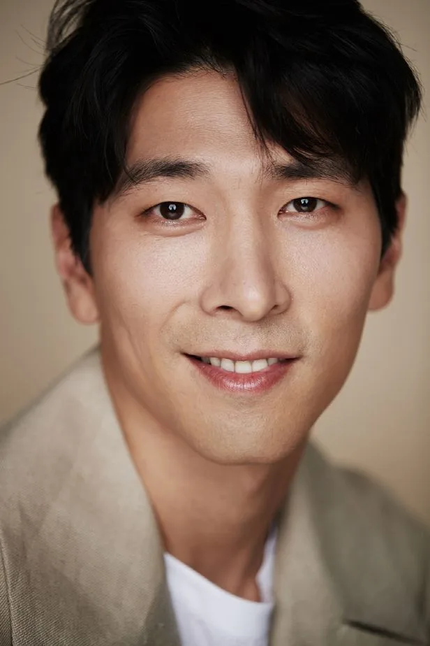 Profile photograph of South Korean actor Lee Sang-Won