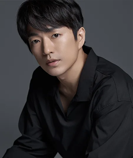 Portrait photograph of Jung Moon-Sung