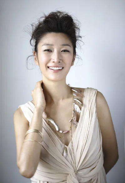 Portrait photograph of actress and model Byeon Jeong-su