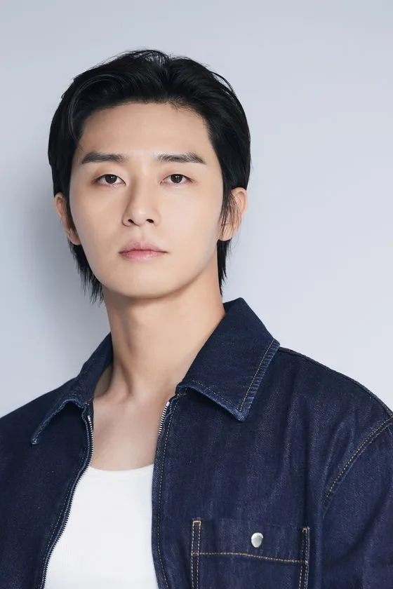 Portrait photograph of South Korean actor Park Seo-Jun