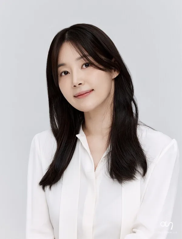 Portrait of Han Ji-Hye, born 1984.