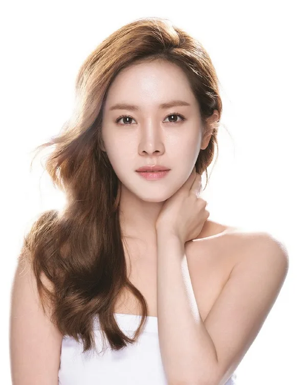 Portrait photograph of actress Han Ji-Min
