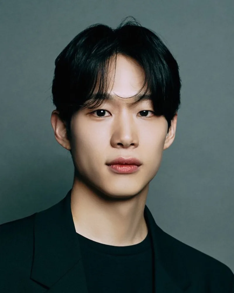 Portrait photograph of actor Lee Chan-Yong