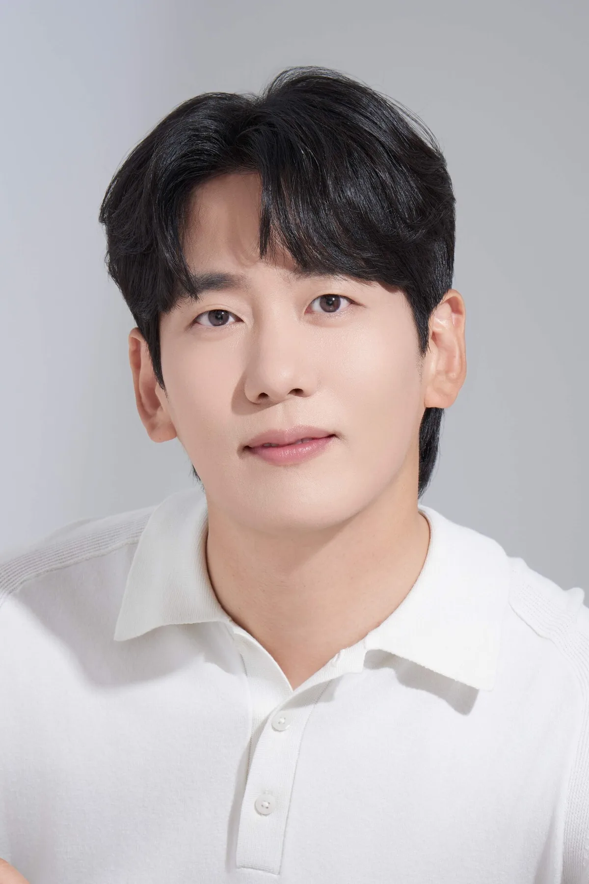Portrait photograph of South Korean actor Park Keun-Rok