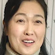 Jin Mi-Sa as Cha Yoo-Gyum's mother