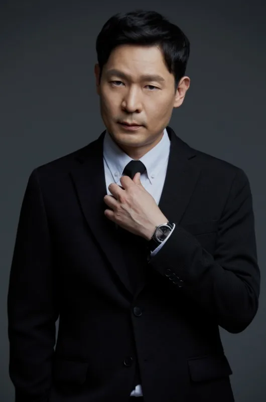 Portrait photograph of actor Park Joon-Sun