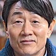 Actor Heo Jun-Ho portraying President Choi Tae-Ho.